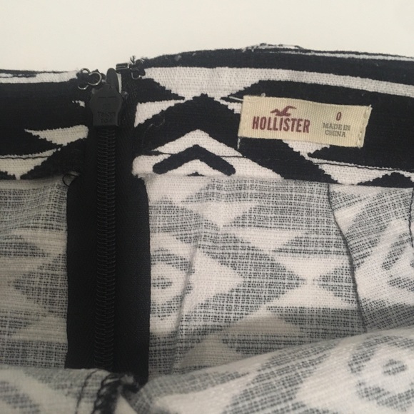 Hollister Skort / Skirt / Short Black White Aztec Pattern Size 0 Wear Zipper - Picture 2 of 4